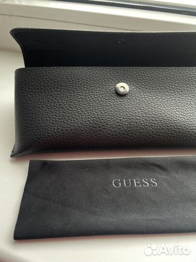 Солнцезащитные очки женские Guess