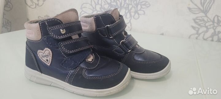 Много обуви на девочку