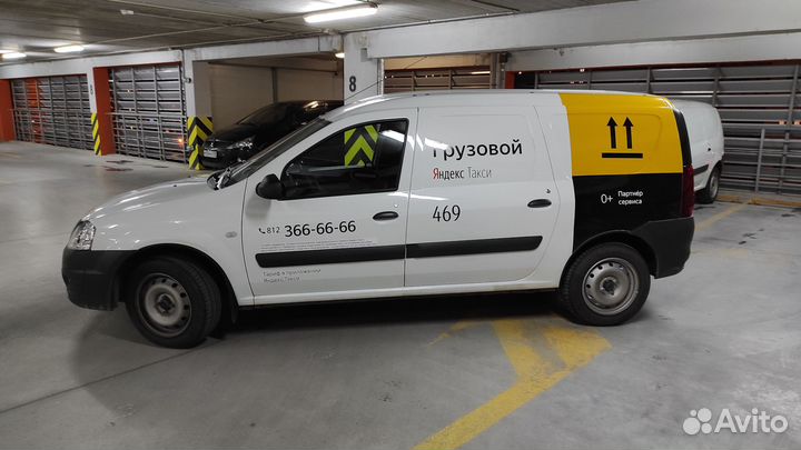 Водитель со своим грузовым авто