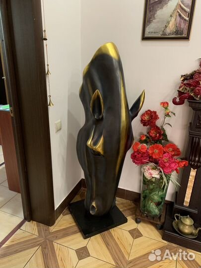 Статуя Голова Коня на подставке