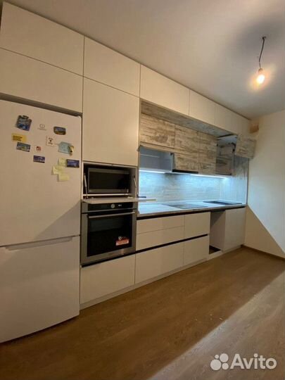 Белый прямой кухонный гарнитур в потолок