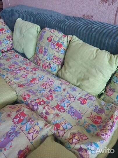 Детская кроватка с маятником и ящиками и матрасом