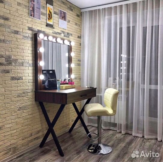 Туалетный столик визажиста с гримерным зеркалом