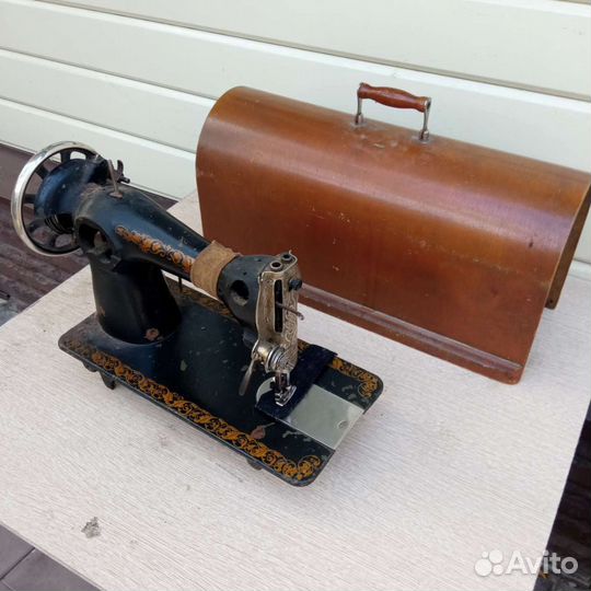 Швейная машинка с электроприводом