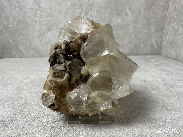 Друза кристаллов флюорита, кальцит