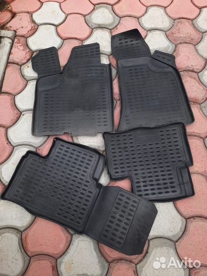 Автомобильные коврики резиновые бу