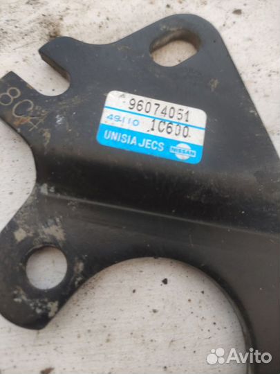 Кронштейн насоса гур Nissan Serena C23