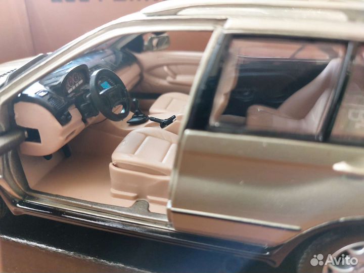Коллекционная модель автомобиля BMW X5 1:24