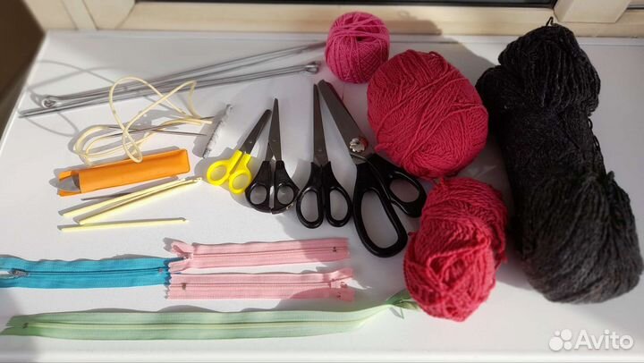 Пряжа, спицы, крючки, ножницы, замки