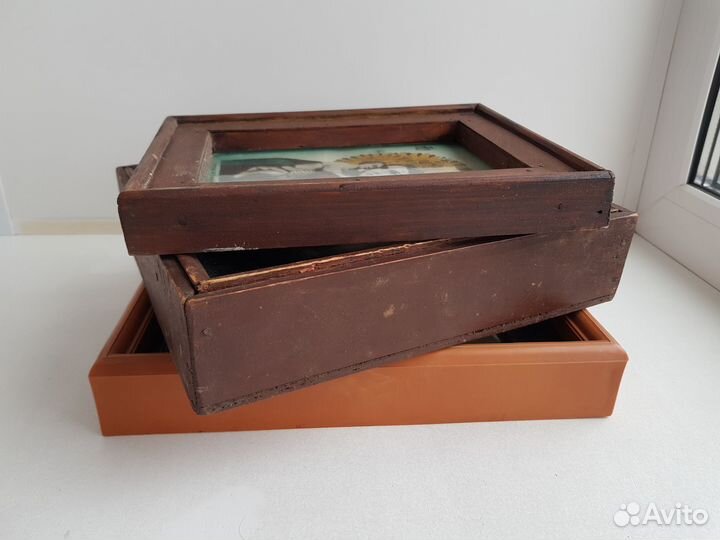 Иконы в киоте. Все разные. 3 штуки