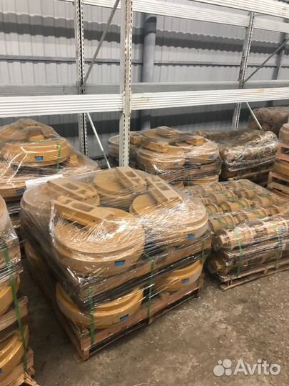 Колесо направляющее JCB JS200 215/12230