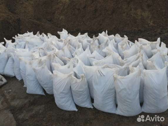 Перегной, плодородная почва и торф - смесь в мешка