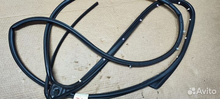 Уплотнитель задней правой двери Pajero Sport 3