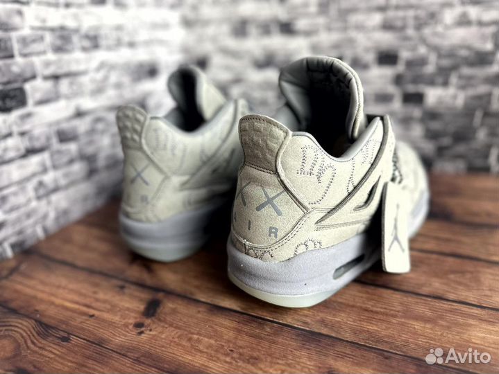 Кроссовки Nike Air Jordan 4 Retro Kaws зимние