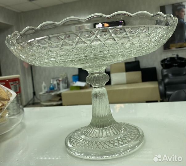 Старинная ваза на ножке