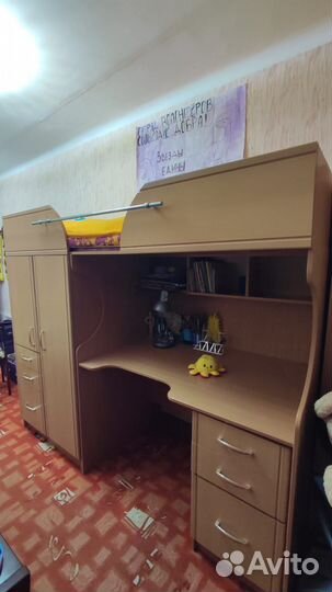 Школьный уголок с кроватью и шкафом