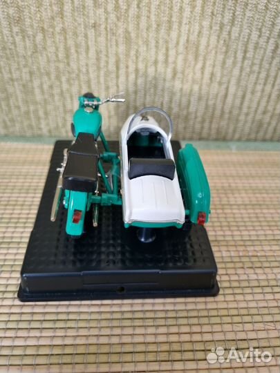 Модель мотоцикла 1:24. иж-Ю-2К