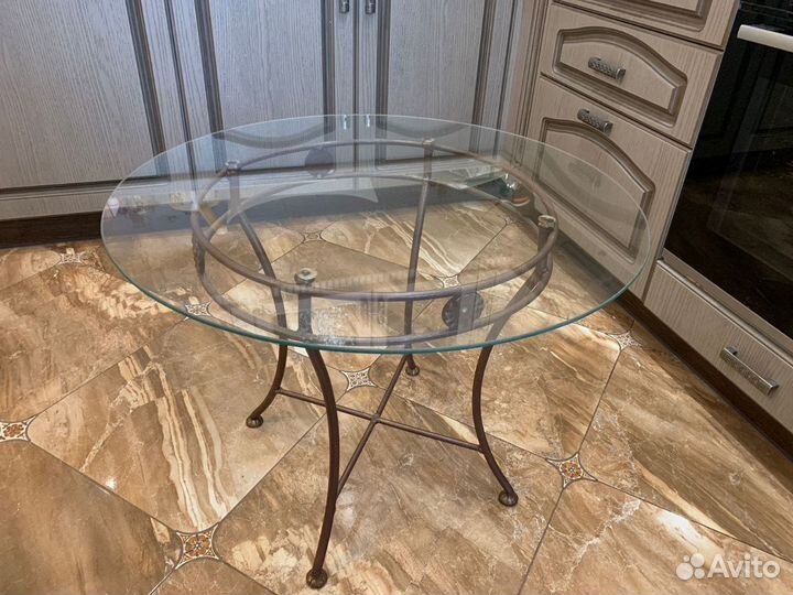 Стол стеклянный