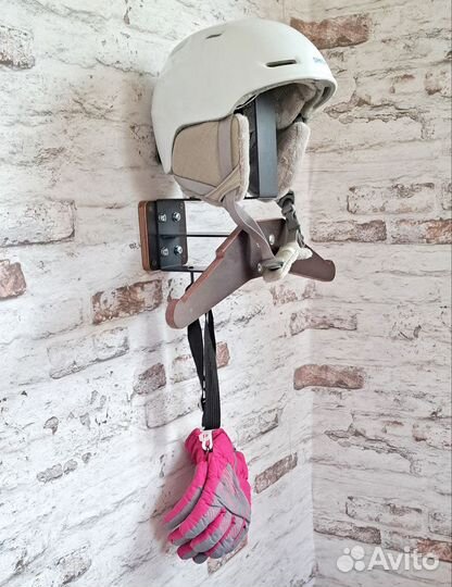 Вешалка для хранения мотоциклетных шлемов