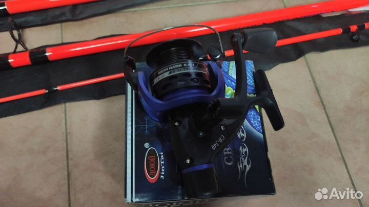 Два спиннинга и катушка