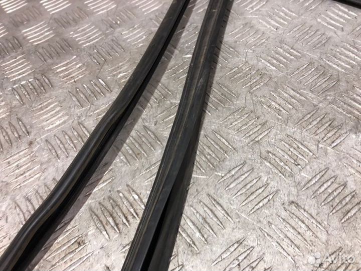 Уплотнитель стекла задний левый Bmw X3 E83 M54B30