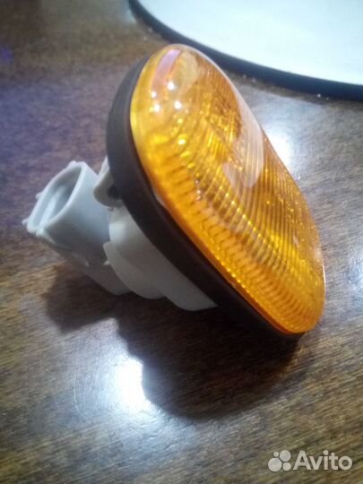 Продам боковой указатель поворота Toyota