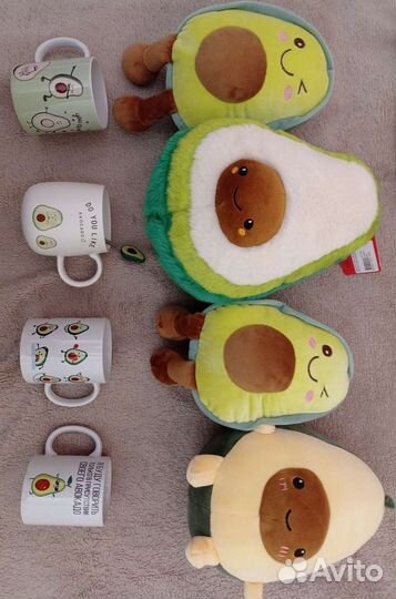 Плюшевые игрушки и чашки Авокадо