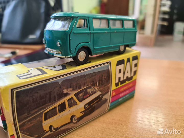 Модель СССР 1:43. Раф 977