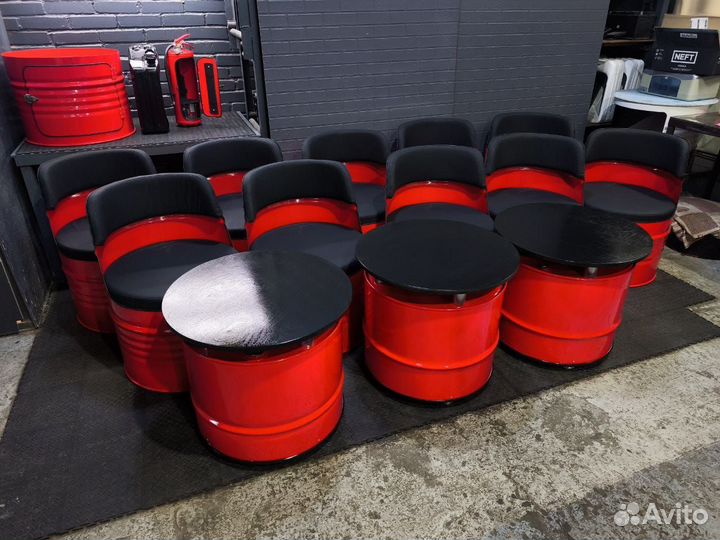 Кресло и столы из бочек