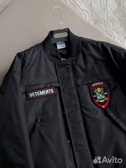 Бомбер Vetements police на руках