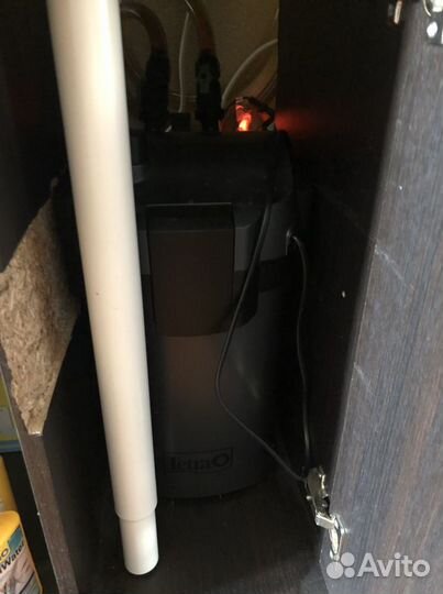 Аквариум с рыбками и тумбой