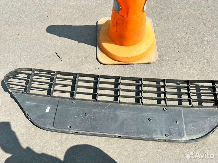 Решетка в бампеи центральная Ford Focus II 2005
