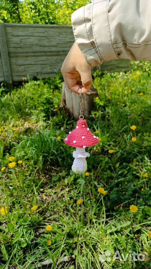 Брелок/подвес ручной работы. Вязаный гриб мухомор