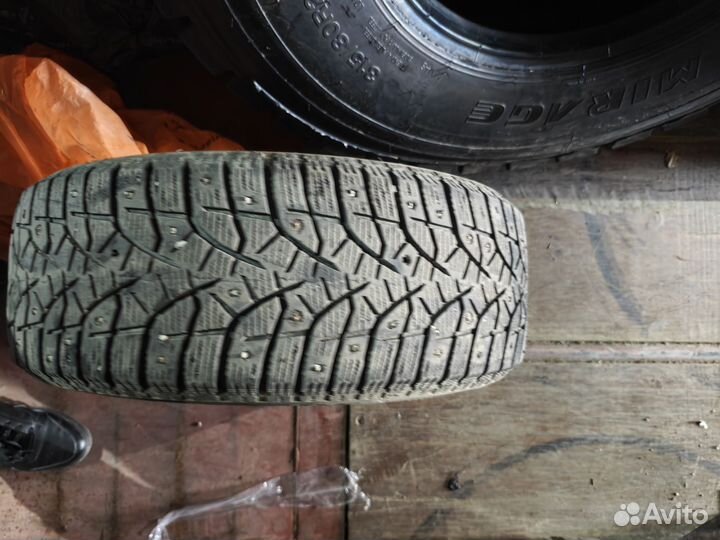 Bridgestone Blizzak Spike-02 205/55 R16