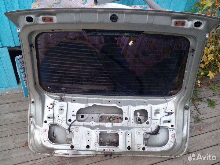 Крышка багажника nissan tino