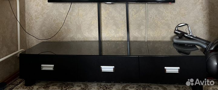 Стеклянная тумба под тв