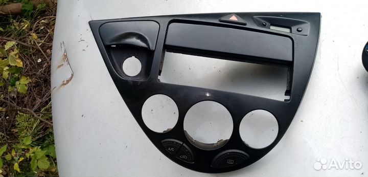 Рамка магнитолы Ford Focus 1
