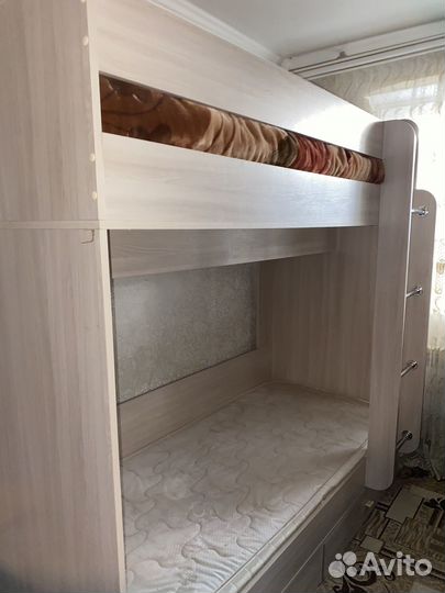 Кровать двухьярусная
