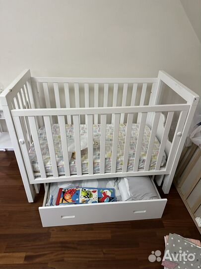 Детская кроватка с маятником и ящиком