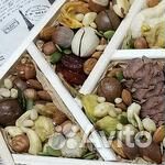 Подарочная менажница с орехами и шоколадом