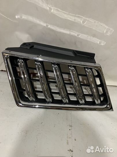 Mitsubishi Pajero Sport решетка радиатора левая
