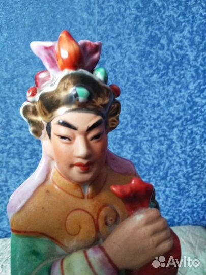 Фарфоровая статуэтка старый китай