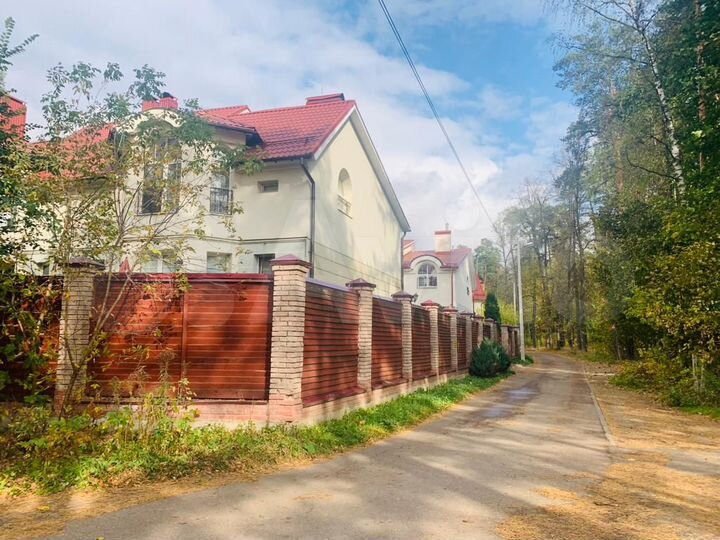 Таунхаус 262,7 м² на участке 1 сот.