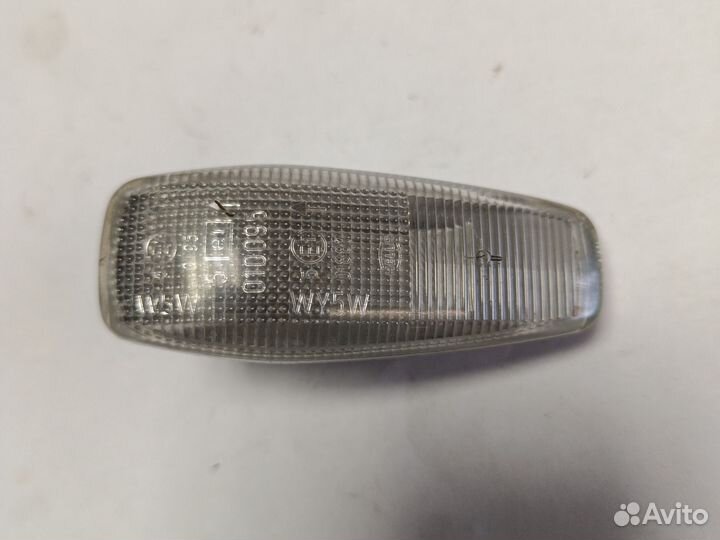 Повторитель на крыло белый для Mitsubishi Carisma