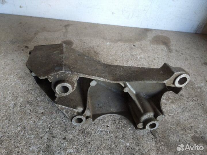 Кронштейн двигателя левый Audi A4 B7 2005-2007