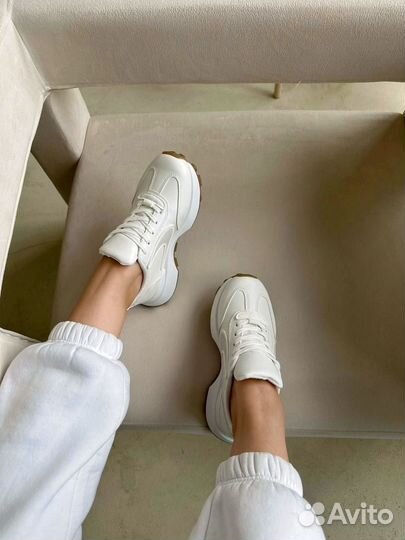 Кроссовки женские