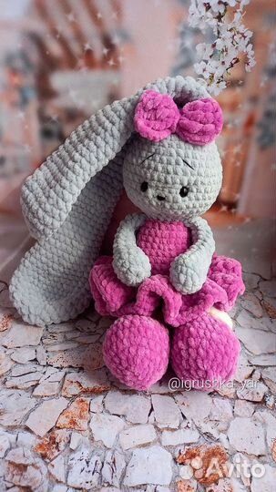 Мягкая вязаная игрушка плюшевый заяц ручной работы