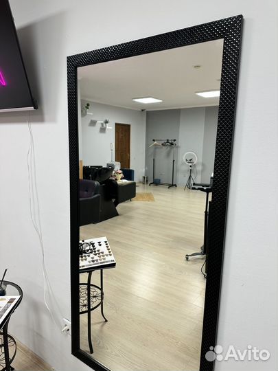 Парикмахерское зеркало в раме