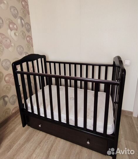 Детская кроватка с маятником и ящиком