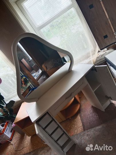 Продам туалетный столик